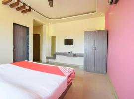 OYO Flagship 80810 Rajavat Hotel: Khandāla şehrinde bir otel
