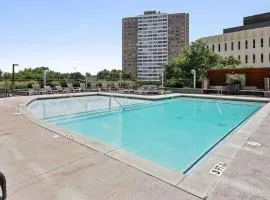 2bed 2bath Highrise Apt in Downtown Atlanta with scenic views Pool Gym, Game room