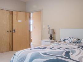 Quiet Private Room with Ensuite-Broadmead 908, Hotel in Victoria