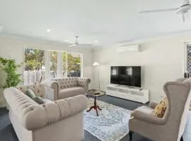 Comfortable 4BR Coomer Escape Close to Everything