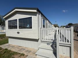 Sunnymede F21 with Hot tub - Fantasy Island - Ingoldmells - Meadow Lakes Caravan & Lodge Hire, готель у місті Інголдмеллс