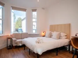 The Ivory Suite- Stylish Central Croydon Apartment - Pass the Keys