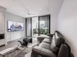 Noir Reverie - 1BR Designer Apt by the River with Parking