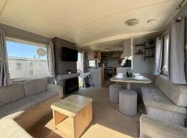 Seaview 203 - Ingoldmells, pet friendly, WiFi, bed linen and close Fantasy Island - Meadow Lakes Caravan & Lodge Hire