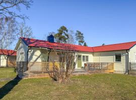 2 Bedroom Lovely Home In Gotlands Tofta, khách sạn ở Gnisvärd