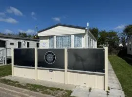 Sunnymede i15 Hot Tub - pet friendly, bed linen - Meadow Lakes Caravan & Lodge Hire