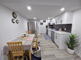 Edmonton Elegant 1BR Basement-Style Suite Sleeps 3, отель в Эдмонтоне