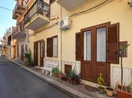 2 Bedroom Stunning Home In Capaci