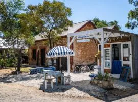 Blacksmith Cottage - Stay in Blacksmith's Lively Hub