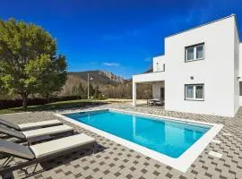 Stunning Home In Donji Prolozac