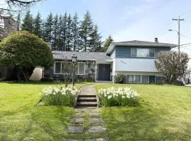 Oakridge Family Retreat - Spacious -Free Parking- Garden - Near Skytrain& YVR