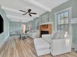 Pet Friendly Downtown Home - Free Bikes & BBQ