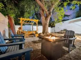 Pet Friendly Downtown Home - Free Bikes & BBQ