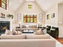 Spacious Designer 3BR Victorian with AC & Hot Tub