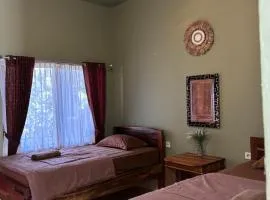 Vivian's Lakey peak homestay