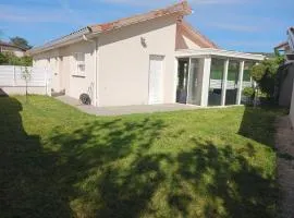 Grande maison plain pied, calme, proche A7,parking privé, idéal pro et famille nombreuse