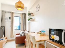 Manila में, होटल Cozy Japandi 2BR Condo Family Staycation with WIFI by Casa Luntian at The Leaf Residences