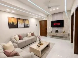 The Grand Winchester Apartments E-11 - Modern Luxury with Fully Equipped Kitchen - Netflix - Balcony - AC - Free Parking - Sector E-11