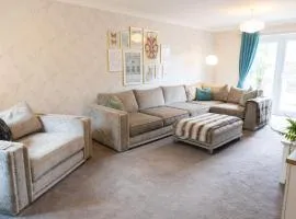 Clayton House- Conveniently Located, Spacious & Modern 4 Bedroom House Suitable for Work and Leisure Stays