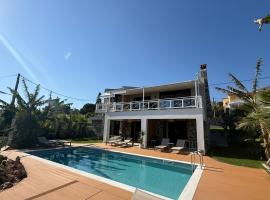 Romantic Pool Suite with Sea View Rastoni, viešbutis mieste Melíssion
