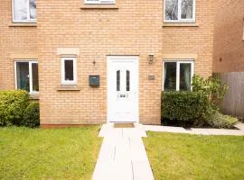 Clayton House- Conveniently Located, Spacious & Modern 4 Bedroom House Suitable for Work and Leisure Stays