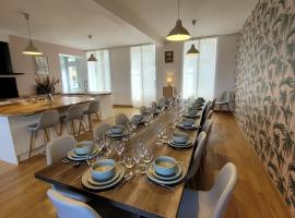 Maisons de Familles Beautiful city home with a pool table foosball table, hotel i Villedieu-les-Poêles