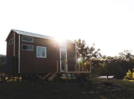 Kookaburra Tiny House by Tiny Away, hotel a Palmwoods