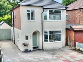3 bedroom detached home from home in Bromborough, Hotel in Bromborough