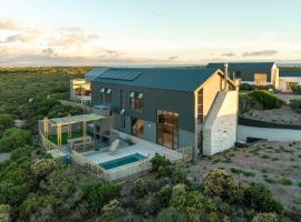 3 Bedroom Luxury Barn in Romansbaai Beach & Fynbos Estate - With Inverter, hotel a Kleinbaai