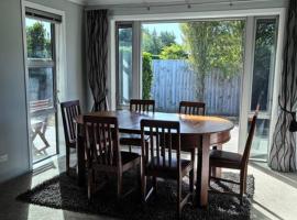 Peaceful and Modern 5 bedrooms family house in Rolleston, hotel i Rolleston