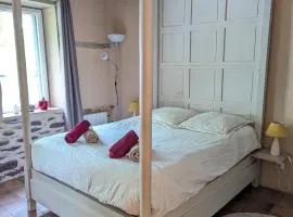 Suite indépendante avec salle de bain à la campagne