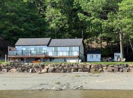 View Spa and St-Lawrence River - The DG Chalet – hotel w mieście Sainte-Petronille