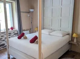 Suite indépendante avec salle de bain à la campagne