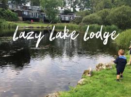 Lazy Lake Lodge, Glan Gwna, Snowdonia, отель в городе Caeathro