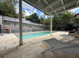 Midtown Oasis - Sleeps 9, hotel a Scarness