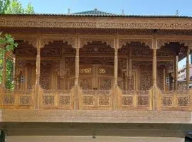 Suroor Houseboat