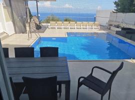 Gold Pearl Maggie Sea View Villa, Hotel in Perama