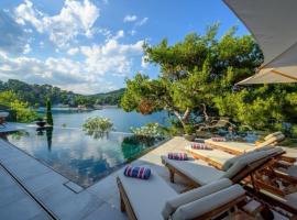 Luxury seafront villa Prestige Brač with pool & private sea deck, hotel i Selca