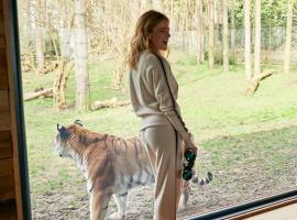 Tiger Lodge - At Port Lympne Hotel & Reserve, hótel í Lympne