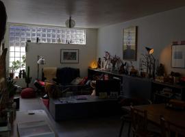 Artsy Bohemian House with Lush Garden, hotel a Mechelen