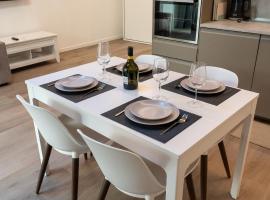 Modern luxury nest within walking distance of Lake Como, hotel u gradu Tremeco