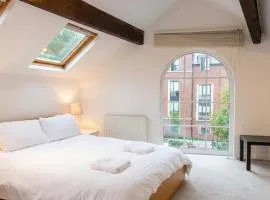 Character Cottage with Private Parking in Central Leeds, Near LGI