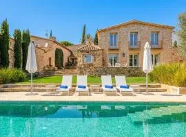 Casa de Piedra ubicada en el exclusivo wine village de Viladellops, te ofrece una experiencia única, donde el lujo y la tradición se fusionan en un entorno natural privilegiado