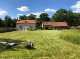 Maison au milieu des bois et des animaux, hôtel à Jouy-le-Potier
