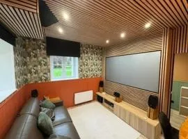 Séjour Château Moderne avec Cinéma