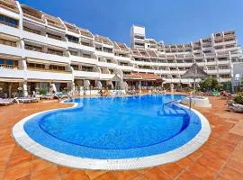 Sol y relax en Costa Adeje Piscina comunitaria y terraza