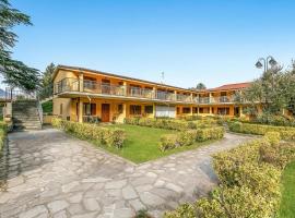 Residence La Perla with Shared Pool, hotel a Monte Isola