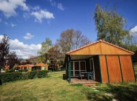 Camping Onlycamp l'Astrée、Bourg-Argentalのホテル