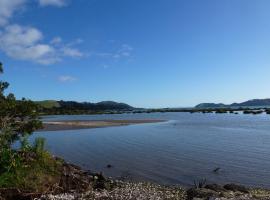 Oystercatcher Bay Boathouse, cabin in Coromandel Town