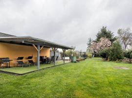 Familienhaus mit riesigem Garten, hotelli kohteessa Arnsdorf